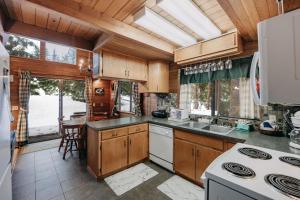 Η κουζίνα ή μικρή κουζίνα στο Mt Baker Rim Cabin 53 - A cozy cabin with a open fire place and outdoor hot tub +17 φωτογραφίες