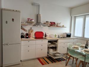 Kuchyň nebo kuchyňský kout v ubytování The Boulevard Alcove semi-central&quiet suite, with balcony!