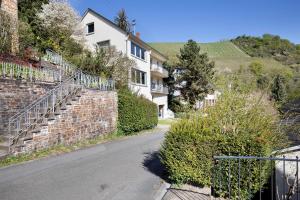 eine leere Straße vor einem Gebäude in der Unterkunft Ferienwohnung Rheinblick in Sankt Goar
