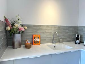 una encimera con fregadero y un libro en Homi Host- JQ inn, en Birmingham 10 fotos más