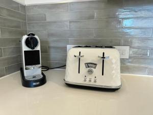 una tostadora sentada en un mostrador junto a un teléfono en Homi Host- JQ inn, en Birmingham