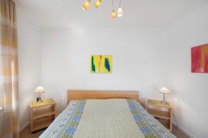 ein Schlafzimmer mit einem Bett und zwei Nachttischen in der Unterkunft Ferienwohnung Rheinblick in Sankt Goar