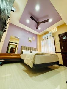 Postel nebo postele na pokoji v ubytování Hotel Vrinda Maheshwar