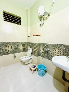 Koupelna v ubytování Hotel Vrinda Maheshwar + 13 fotografií