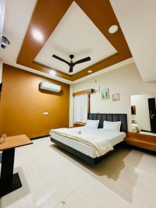 Postel nebo postele na pokoji v ubytování Hotel Vrinda Maheshwar