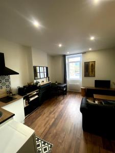 a living room with a table and a couch at Industrial cocoon - Appartement Calme entre Lyon et Saint Etienne in Saint-Chamond