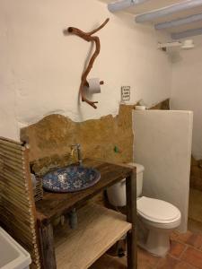 Ένα μπάνιο στο Hostal Casa Yerbabuena