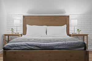 Un dormitorio con una cama grande con dos mesitas de noche. en Shadyside, Pittsburgh !I Modern and Bright Private Bedroom with Shared Bathroom, en Pittsburgh