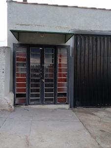 蓬塔格罗萨Kitnete canto verde的两扇门的建筑物入口