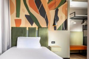 a bedroom with a bed and a painting on the wall at Elite Hotel & Spa in Mestre