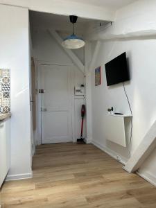 a room with a door and a television on a wall at Studio 50m de la mer in Menton