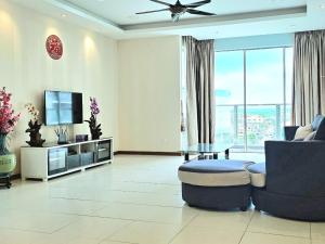un soggiorno con una TV, un divano e un tavolo di Extra Big Unit with Paddy Field View and 5 mins to Sekinchan attractions a Sekincan