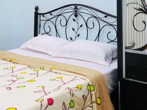 un letto con un copriletto bianco con fiori sopra di Extra Big Unit with Paddy Field View and 5 mins to Sekinchan attractions a Sekincan