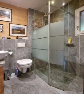 Ένα μπάνιο στο Very comfortable, fully equiped two bed appartement in private chalet entire floor Near La Clusaz, Grand Bornand, Annecy and lake and private terrace Bbq