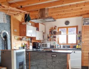 Η κουζίνα ή μικρή κουζίνα στο Very comfortable, fully equiped two bed appartement in private chalet entire floor Near La Clusaz, Grand Bornand, Annecy and lake and private terrace Bbq +14 φωτογραφίες