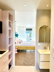 a bedroom with a bed and a large window at Miami Vice Appartement mit Balkon & Flussblick-Das Alpenzeit im Zentrum mit Parkplatz in Bad Aussee