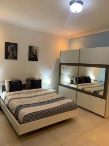 Ένα ή περισσότερα κρεβάτια σε δωμάτιο στο Pôlinéo Résidence