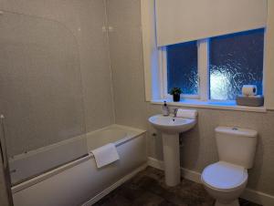 ニューカッスル・アポン・タインにある3 Bed Executive Apartmentのトイレ、洗面台、浴槽を備えたバスルーム