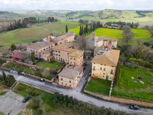 an aerial view of a large estate with cars parked at Tipica casa nelle Crete Senesi in Monteroni dʼArbia