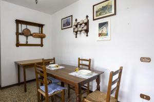 a dining room with a wooden table and chairs at Tipica casa nelle Crete Senesi in Monteroni dʼArbia +33 photos
