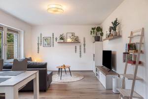 a living room with a couch and a tv at Ferienwohnung Im Kleinen Feld in Waldeck