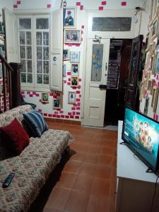 Hostel Trilhas e Rotas - a 150m da Avenida Paulista的电视和/或娱乐中心