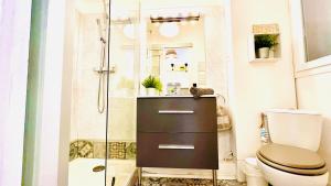 een badkamer met douche en toilet bij Au son des Cigales in Cassis +15 foto's