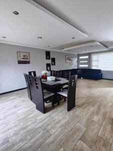 ein Esszimmer mit einem schwarzen Tisch und Stühlen in der Unterkunft Hermosa Casa Vacacional o de Hospedaje en Cuenca in Cuenca