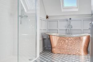 Ένα μπάνιο στο Northern Hideaways Oakfield Lodge