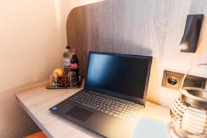 TV a/nebo společenská místnost v ubytování Hotel Commerz Hamburg