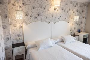 Ein Bett oder Betten in einem Zimmer der Unterkunft Hotel Puerto Arnela