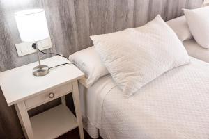 Ein Bett oder Betten in einem Zimmer der Unterkunft Hotel Puerto Arnela
