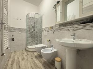 Ένα μπάνιο στο Modern 5th floor apartment - 20 minuti da Firenze