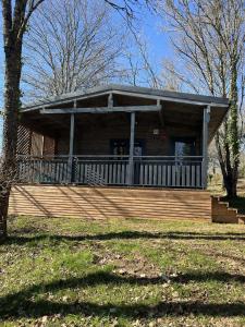 Budova, kde se kemp nachází