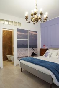 una camera da letto con un letto e vista sull'oceano di Sulle Tracce Di Federico ad Andria