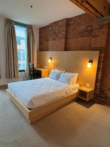 Ένα ή περισσότερα κρεβάτια σε δωμάτιο στο Queen Room at The Franklin Hotel Downtown on Water Street