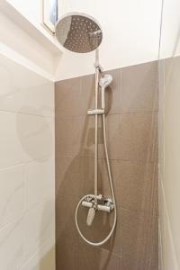 a shower with a shower head in a bathroom at Studio Luxe & Confort - Elegance Coeur de Béziers in Béziers