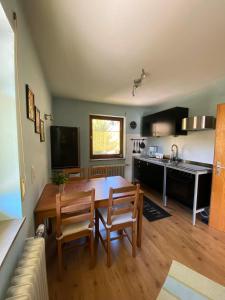 Kuchyň nebo kuchyňský kout v ubytování Ferienhaus Holzwald