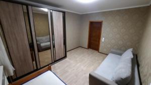 Camera piccola con letto e porta scorrevole in vetro di Двокімнатна квартиира з 4 ліжками кондиціонером та ванною Документи для відряджень a Poltava