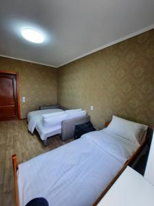 una camera d'albergo con due letti e un tavolo di Двокімнатна квартиира з 4 ліжками кондиціонером та ванною Документи для відряджень a Poltava