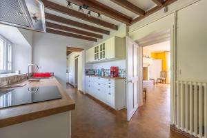 Η κουζίνα ή μικρή κουζίνα στο Le Cottage de Marguerite