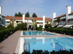 a pool at a hotel with two people in it at Tamerici in Cavallino-Treporti