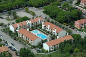 an aerial view of a house with a swimming pool at Tamerici in Cavallino-Treporti