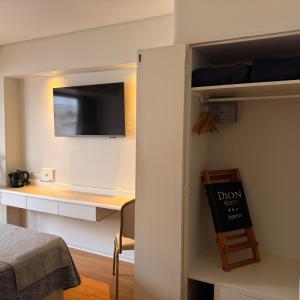 Camera con letto e scrivania con TV di Hotel Dion a Mar del Plata