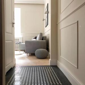 ソポトにあるVictus Apartamenty, Apartament Glamourのソファとラグのあるリビングルーム