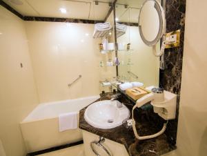 Koupelna v ubytování The Orchid Hotel Mumbai Vile Parle
