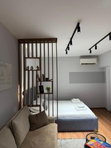 Un pat sau paturi într-o cameră la 4SeasonsGea , Studio Apartment In Heart Of Tirana