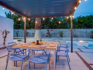 En terrasse eller udendørsområde på Lenas Hideaway by ACME House Company