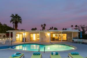 Swimmingpoolen hos eller tæt på Lenas Hideaway by ACME House Company