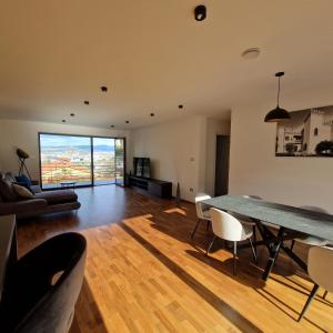 een grote woonkamer met een tafel en stoelen bij Villa Maris in Koper